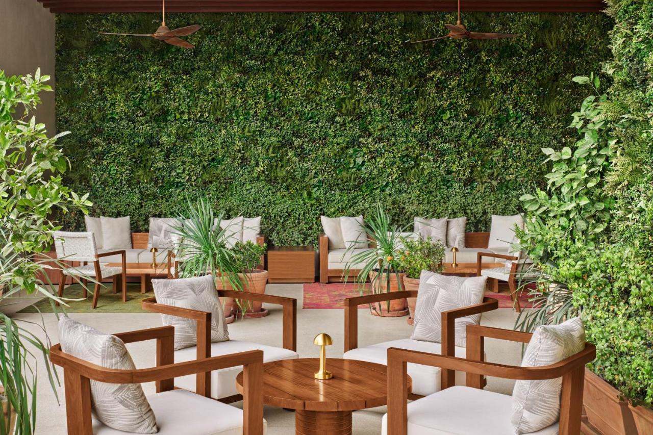 The Dubai Edition المظهر الخارجي الصورة A green wall in a restaurant