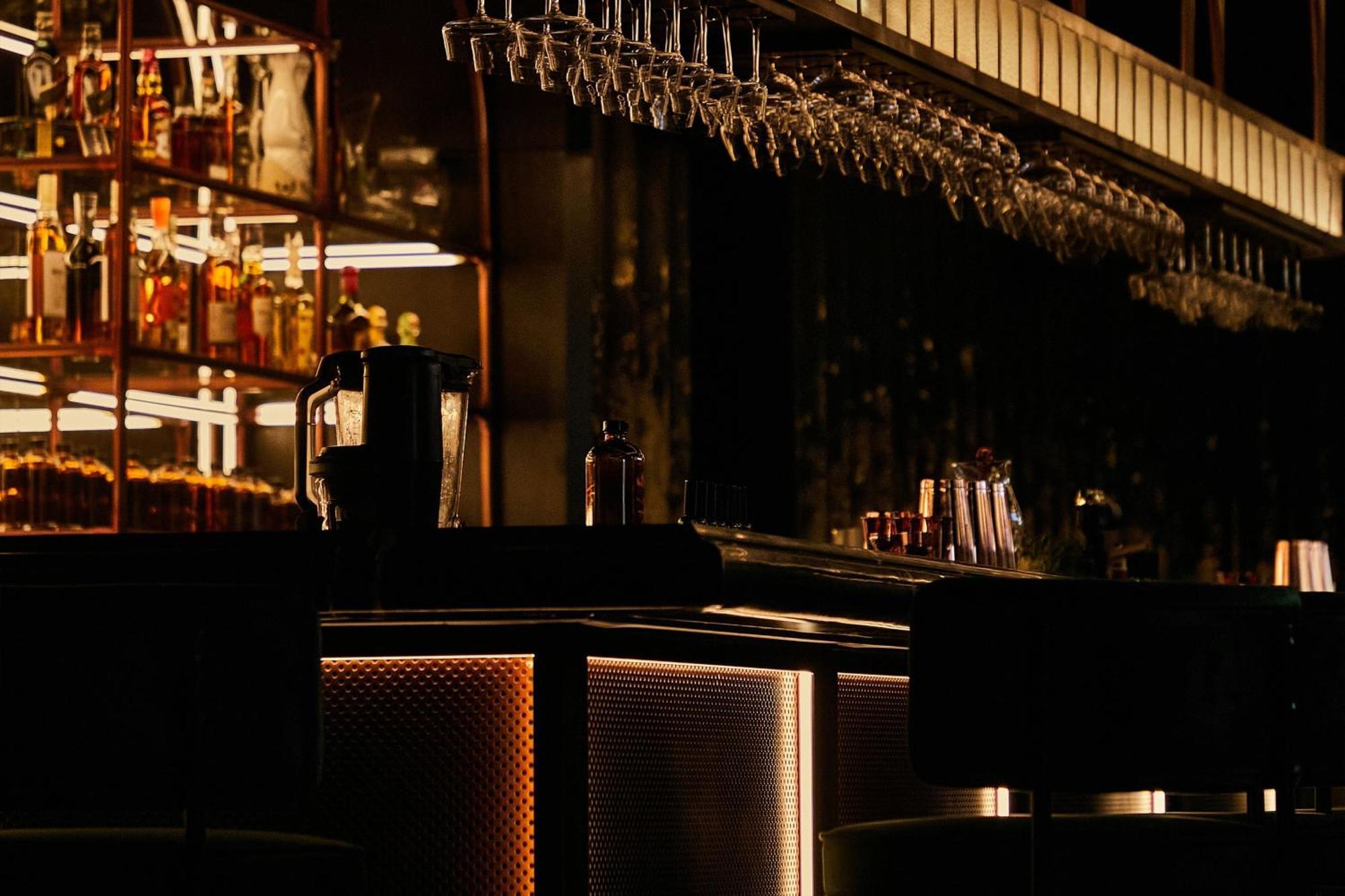 The Dubai Edition المظهر الخارجي الصورة The bar at the London Edition