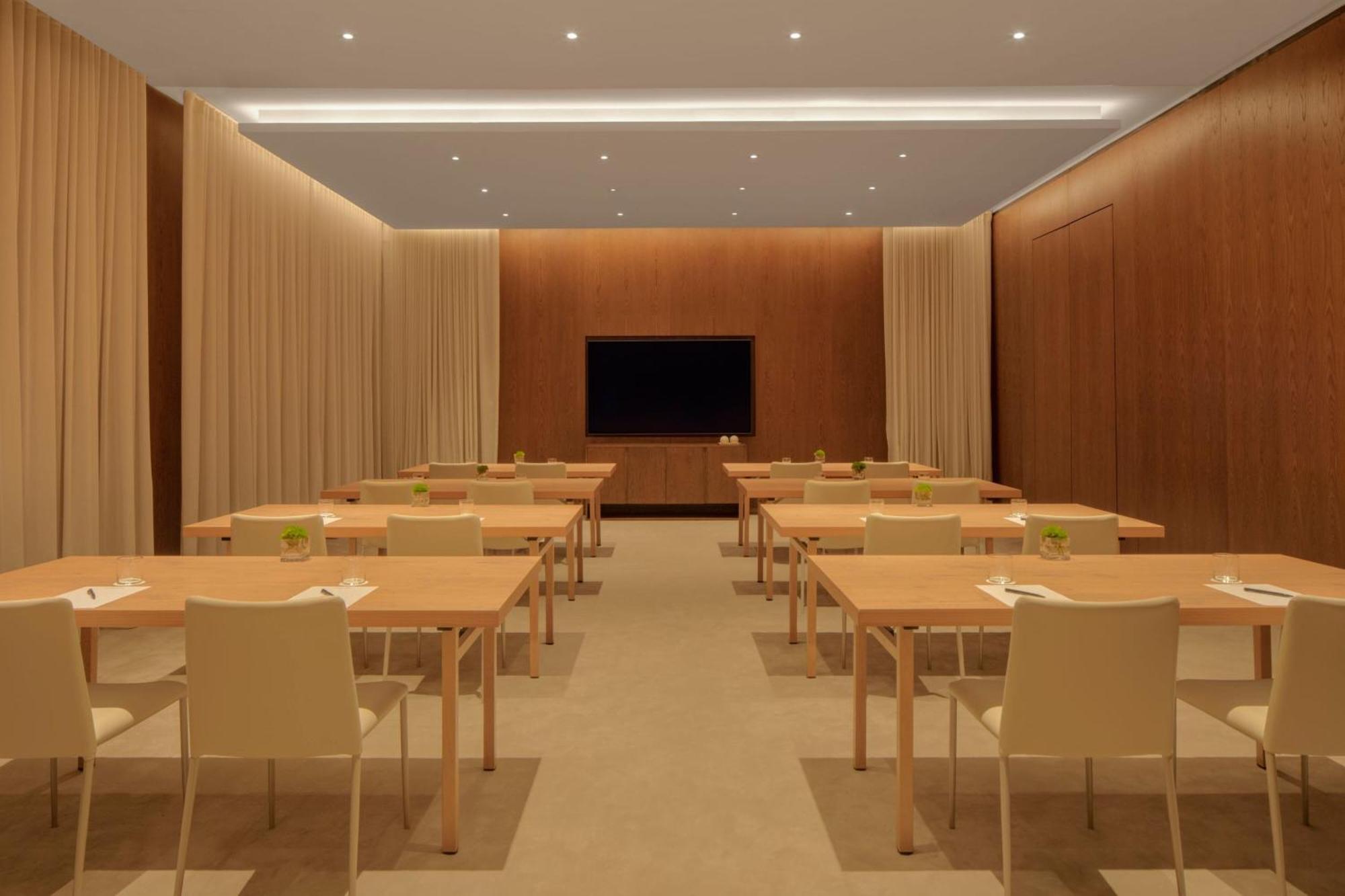 The Dubai Edition المظهر الخارجي الصورة A meeting room