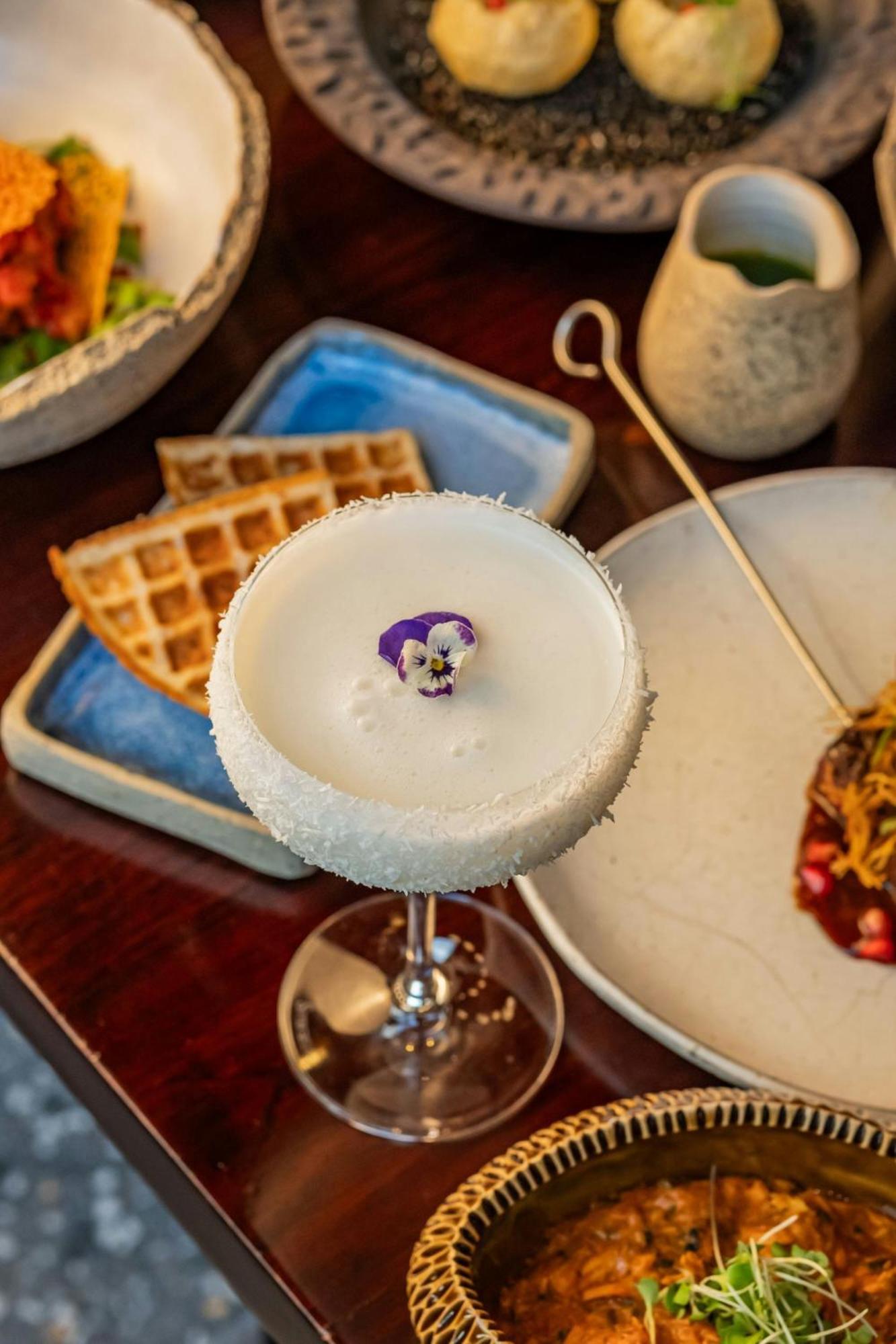 The Dubai Edition المظهر الخارجي الصورة A cocktail at the restaurant